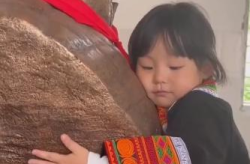 女儿认出爸爸石像含泪,三岁女儿认出父亲雕像，深情拥抱唤起无尽思念