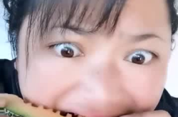 农村女网红吃瓜图片,揭秘乡村生活新风尚